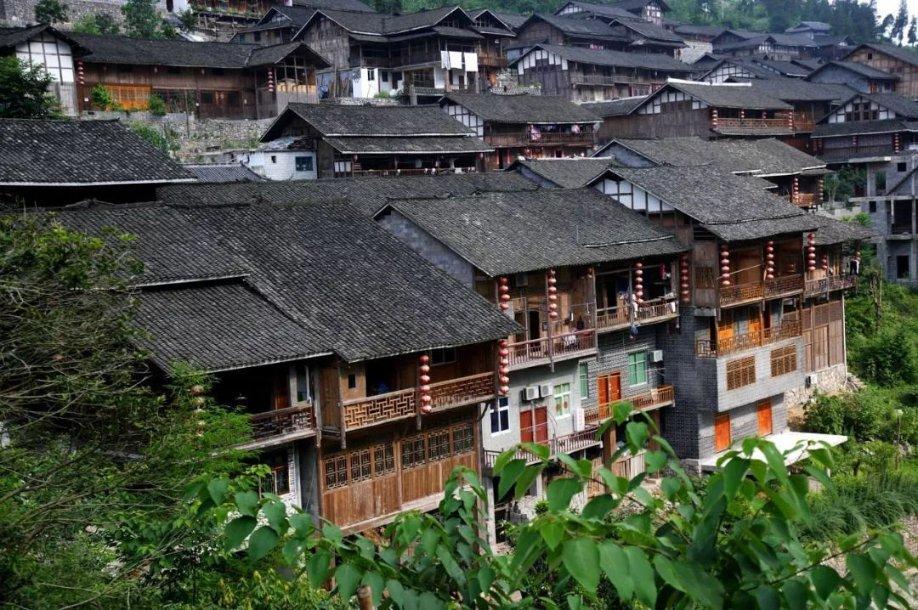 著名艺术家江碧波教授为南岸捐赠雕塑作品《黑瓷婆婆》